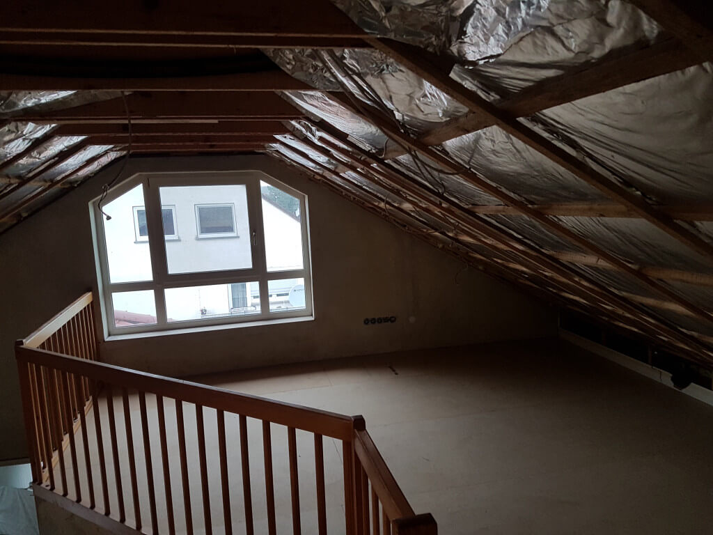 Fertig ausgebauter Dachboden mit Dachschrägen
