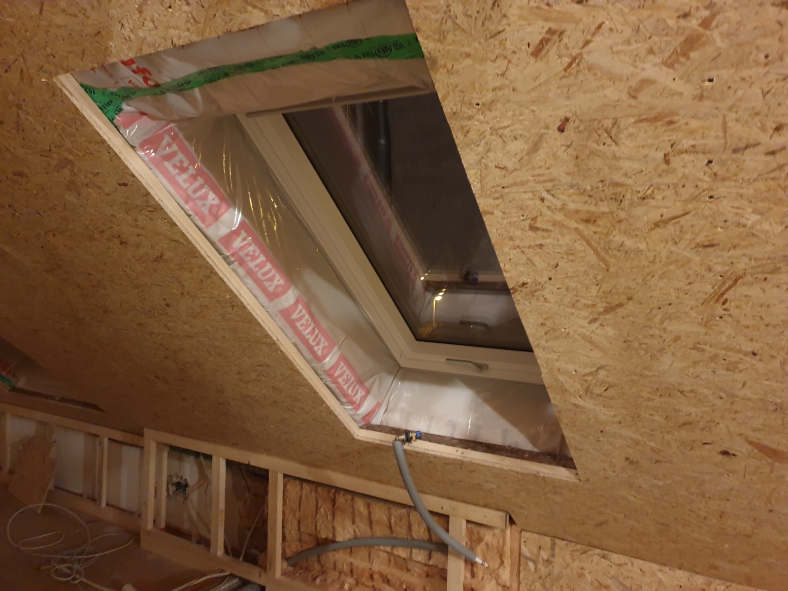 Neu eingebautes Dachfenster im Dachgeschoss