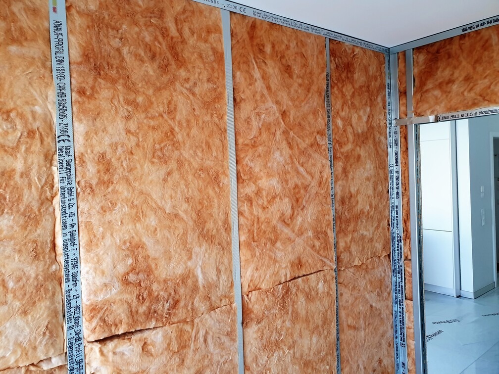 Trockenbauarbeiten an Wand und Decke